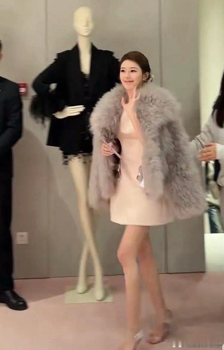 赵露思今日活动图，颜值回春了吗 