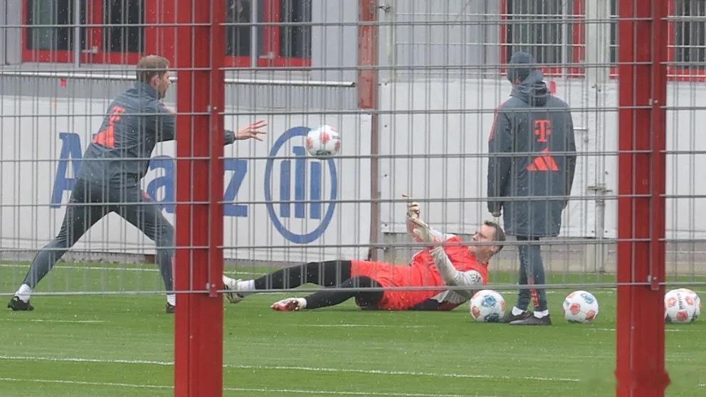 从周一训练情况看，乌尔比希恢复情况良好，周三复出的可能性越来越大。诺伊尔也开始进