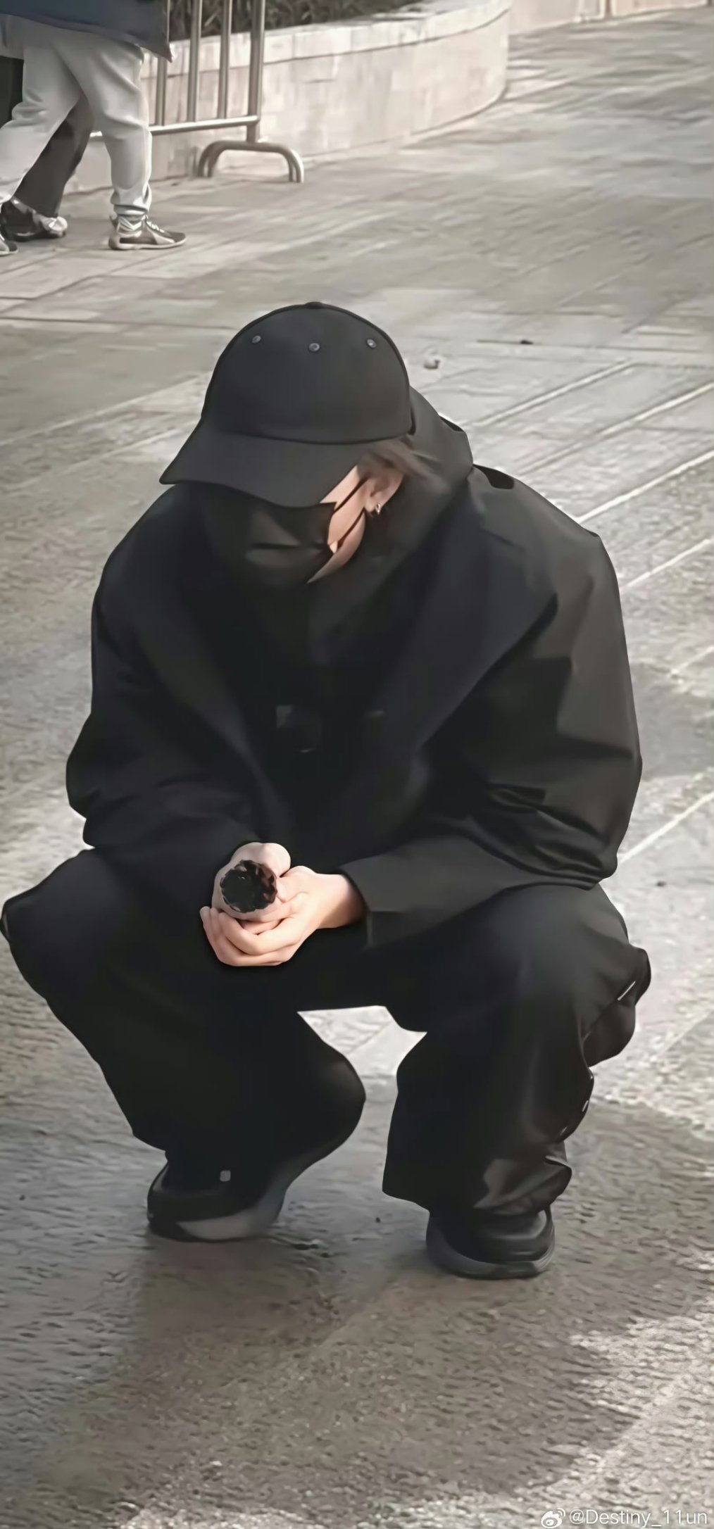 蔡徐坤采访路人戴上口罩、拿起话筒，蔡徐坤在深圳开启了一场特别的“街头听歌会”。没