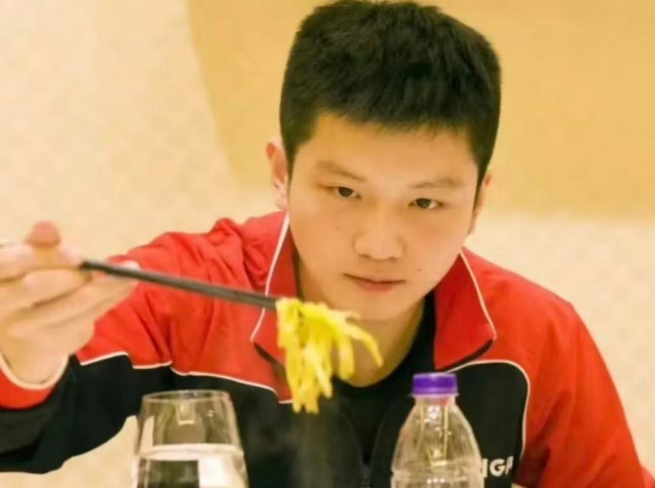 樊振东德国比赛期间靠一饭下饭 这大概是综艺史上最动人的缘分了吧😭樊振东在一饭封