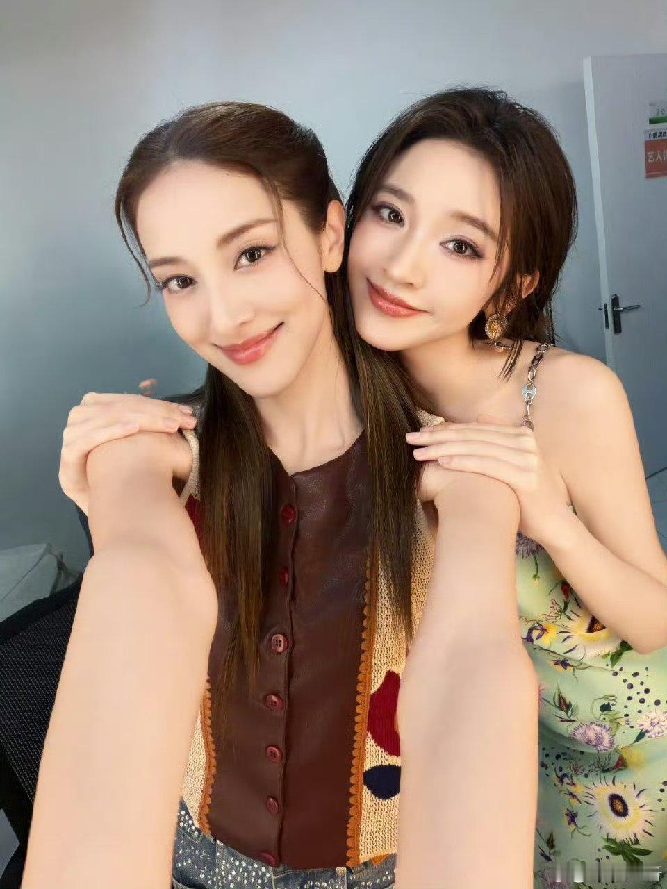 浪姐有自己的四中妈今晚浪姐“四中妈”直播出道🤩唐艺昕、淡淡、陈凯琳、何宣林这花