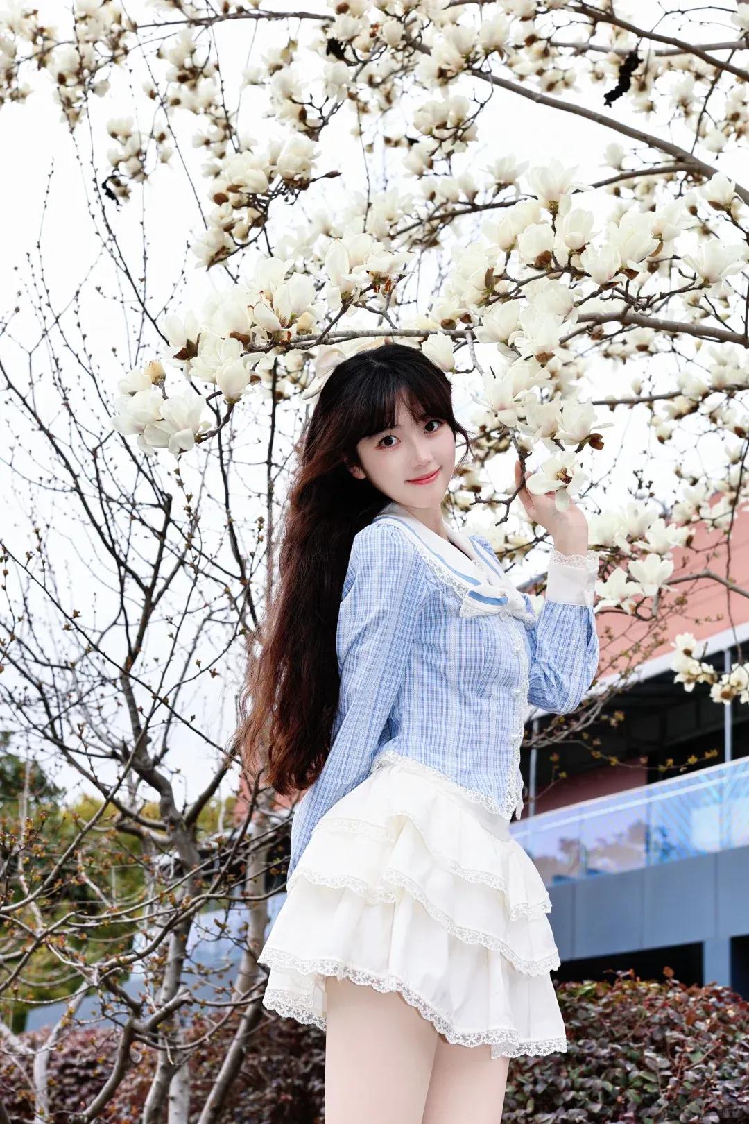 有哪些美女让人过目难忘？玉兰花下这样拍，连风里都裹着春日的温柔和甜意治愈系少女写