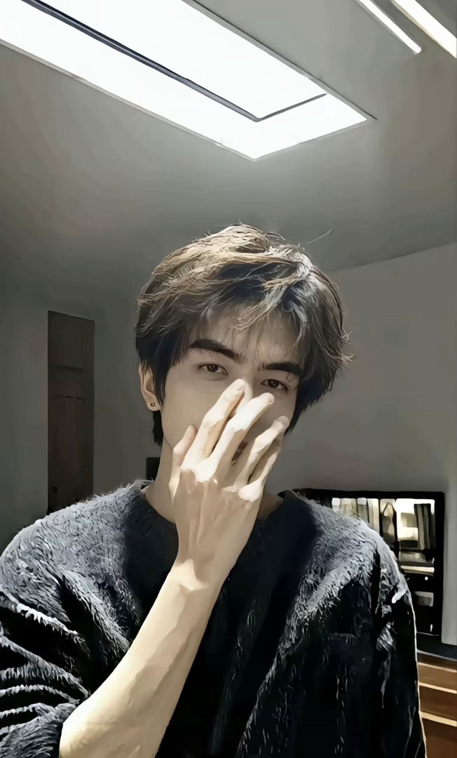 宋威龙手臂上的青筋 宋威龙这段采访确实有点可爱！他偶尔会露出那种有点小得意的表情
