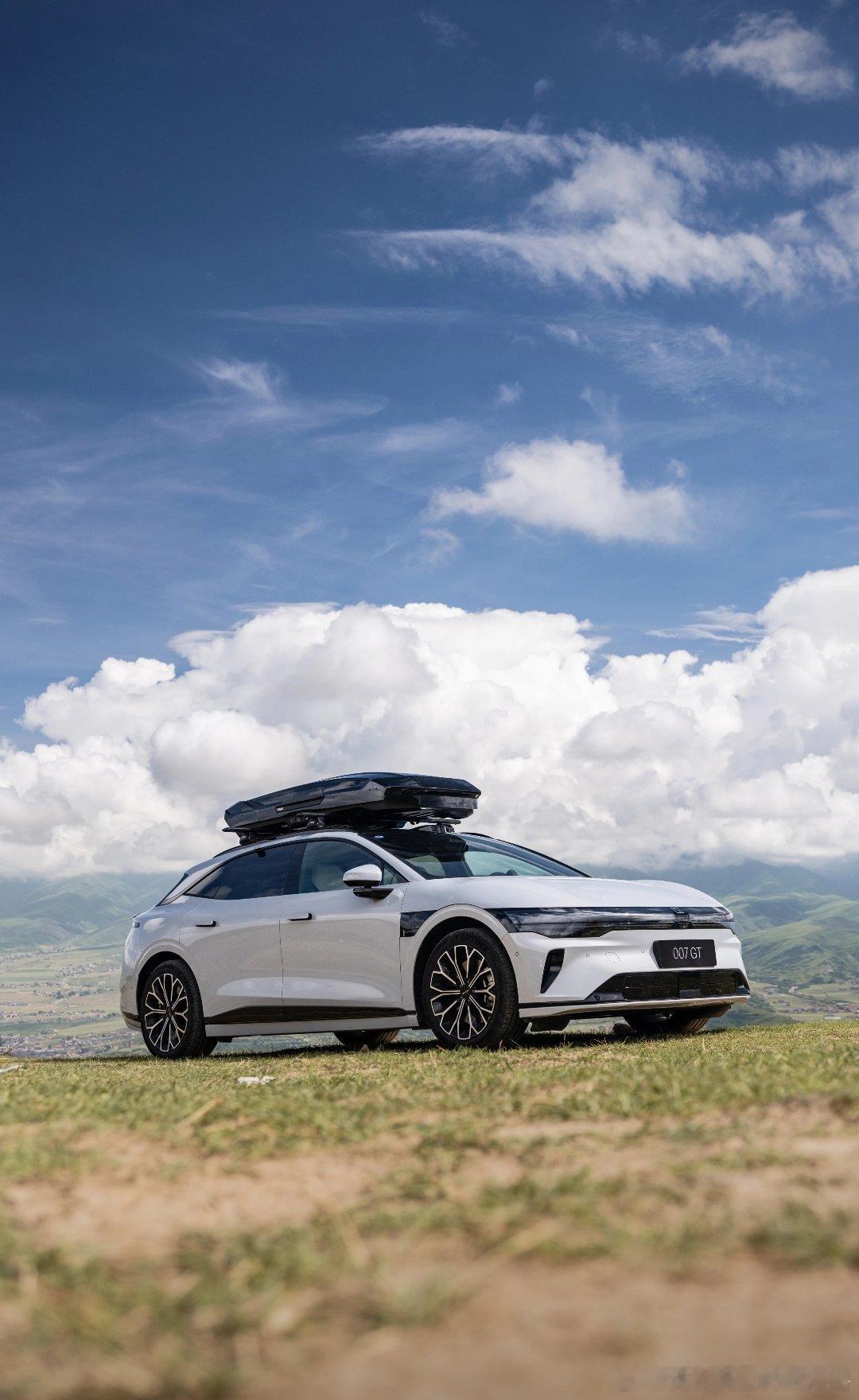 极氪的智能座舱，其核心优势在于实现了功能与情感的连接。 它并非冰冷的功能集合，而