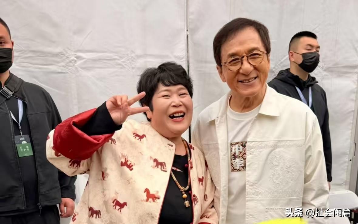 你没想到吧，人家两个人竟是一家子，一个叫房主任，一个叫房祖名的爹成龙，哈哈哈哈。