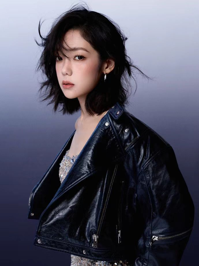 希林娜依高28岁高光拉满晚会金曲舞台、游戏主题曲、品牌合作曲再到到影视热门OST