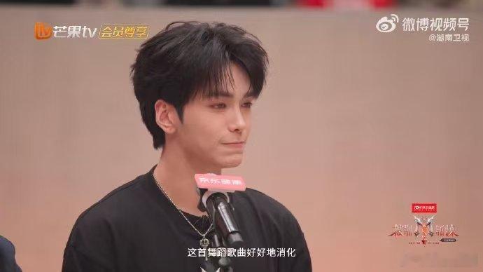 小沈阳唐九洲抢邵子恒披荆斩棘欢乐抢人现场，两位队长各展优势招揽邵子恒。少年凭借过