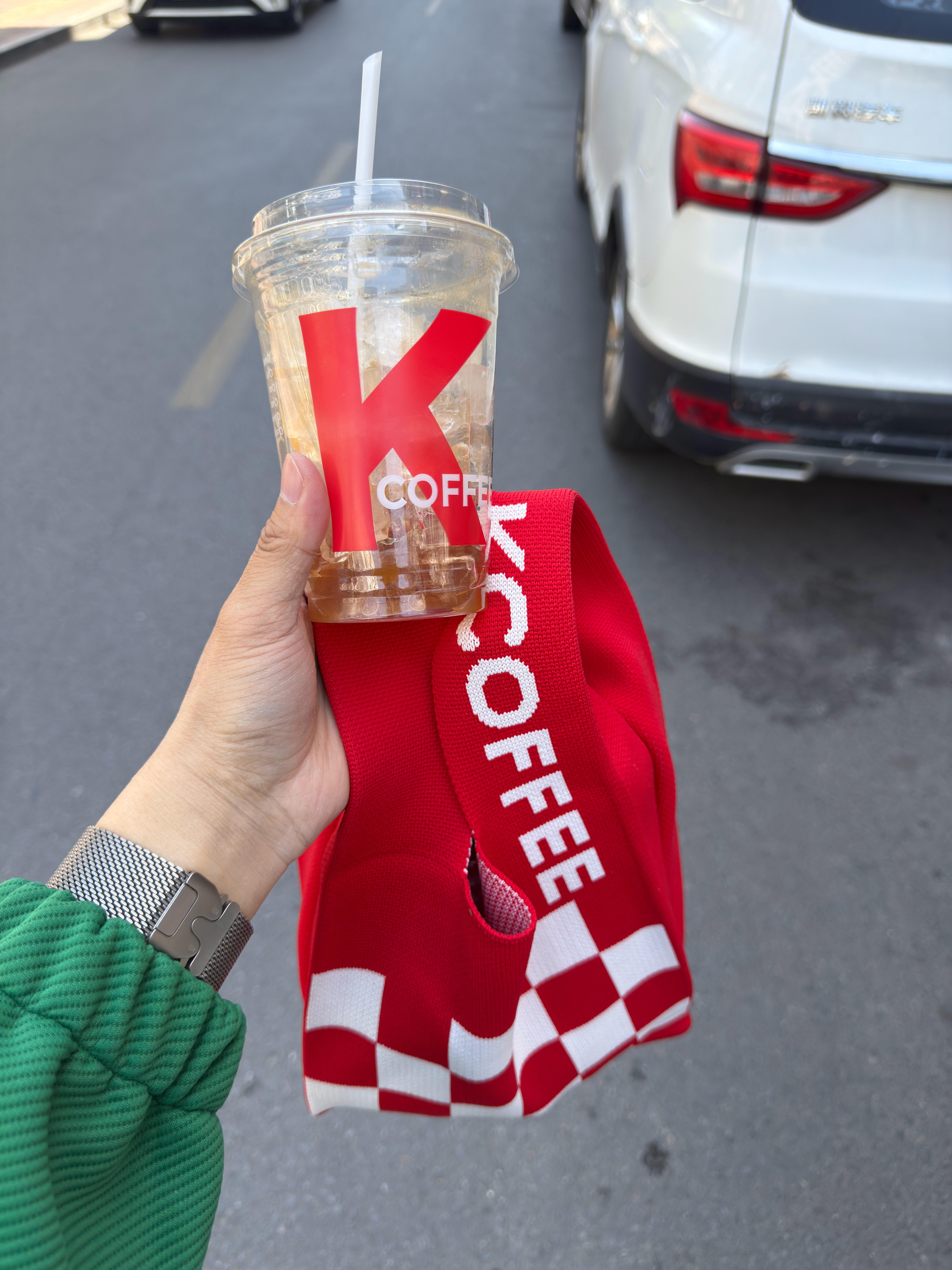 来肯德基买杯冰美式，店员看我太帅了，还送了我一个买菜兜子。不错，下次还点你。[d