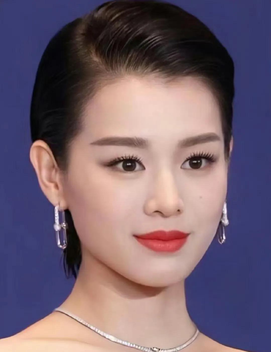 近日，一张胡杏儿老公李乘德在公开场合搂抱美女的照片在网络上掀起了轩然大波。对此，