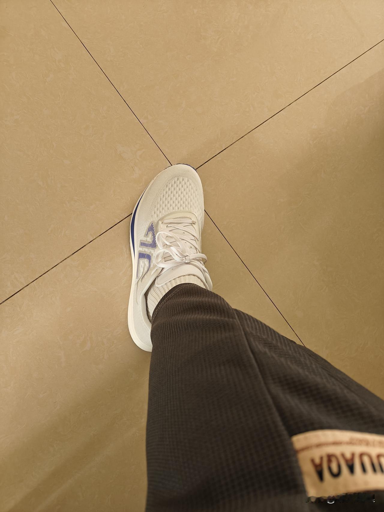 一身不到二百块钱，浑身上下就一双鞋贵！这鞋才99块钱，直播间买的！不过确实是又轻