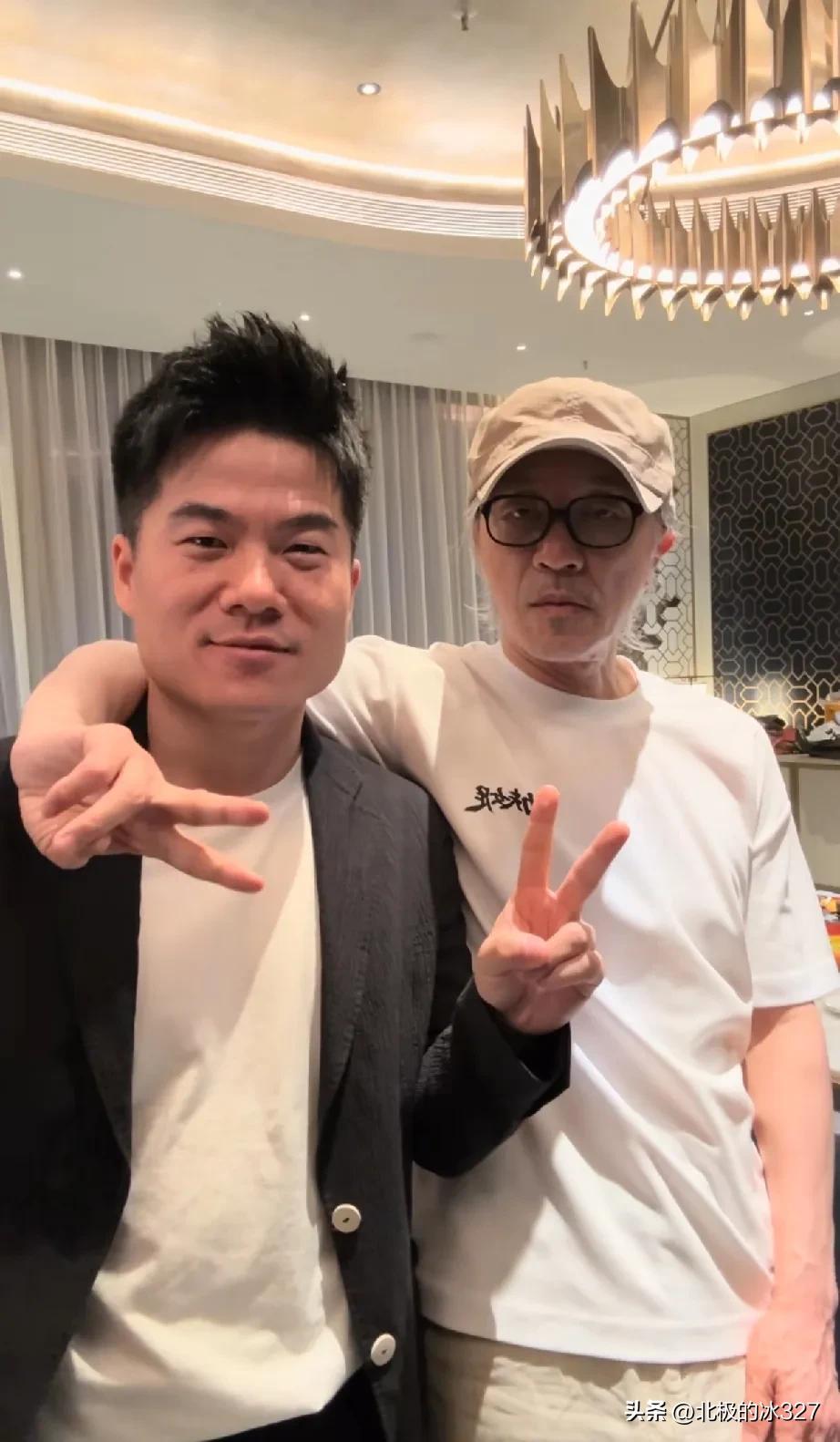 周星驰不太开心啊。
昨天去董宇辉直播间宣传新电影《功夫女足》，让董宇辉的直播间真