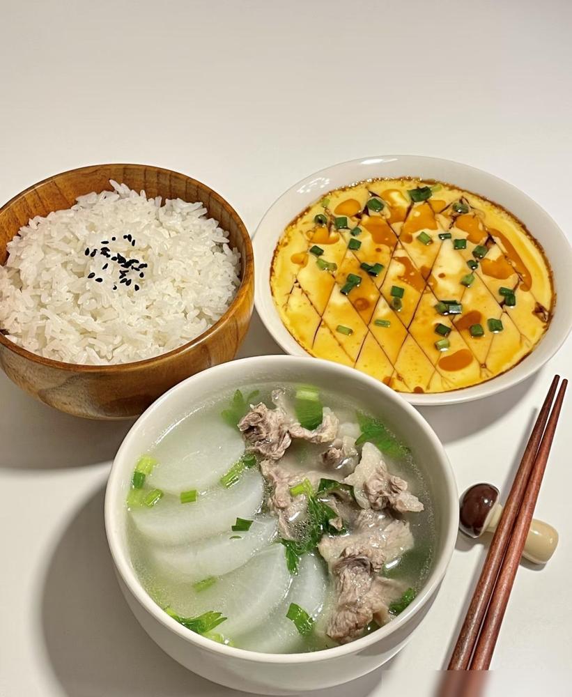 控糖别只盯着米饭，也要算清盘子里的主食。

一提控糖，有人先把米饭从餐桌上撤了，