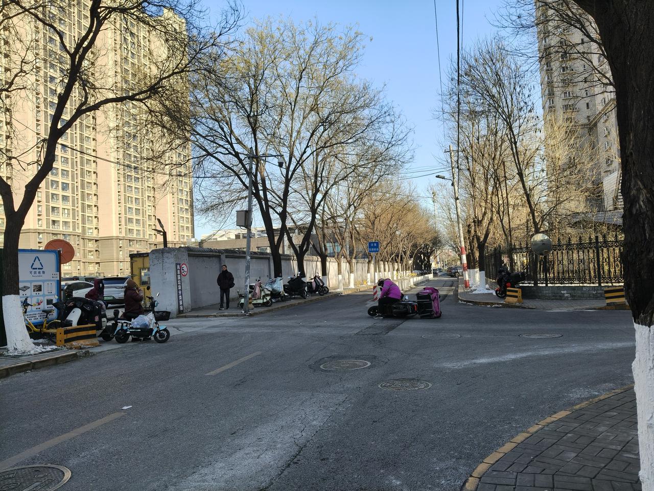 电动车巨然能撞架，一块递小哥，与一个卖废品的！
干什么都要仔细！电动车横过马路 