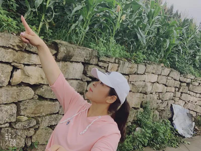 最近“贵州子涵”曾信金大叔火遍全网。58岁的他是个农民工，却抚养着8个孩子。他穿