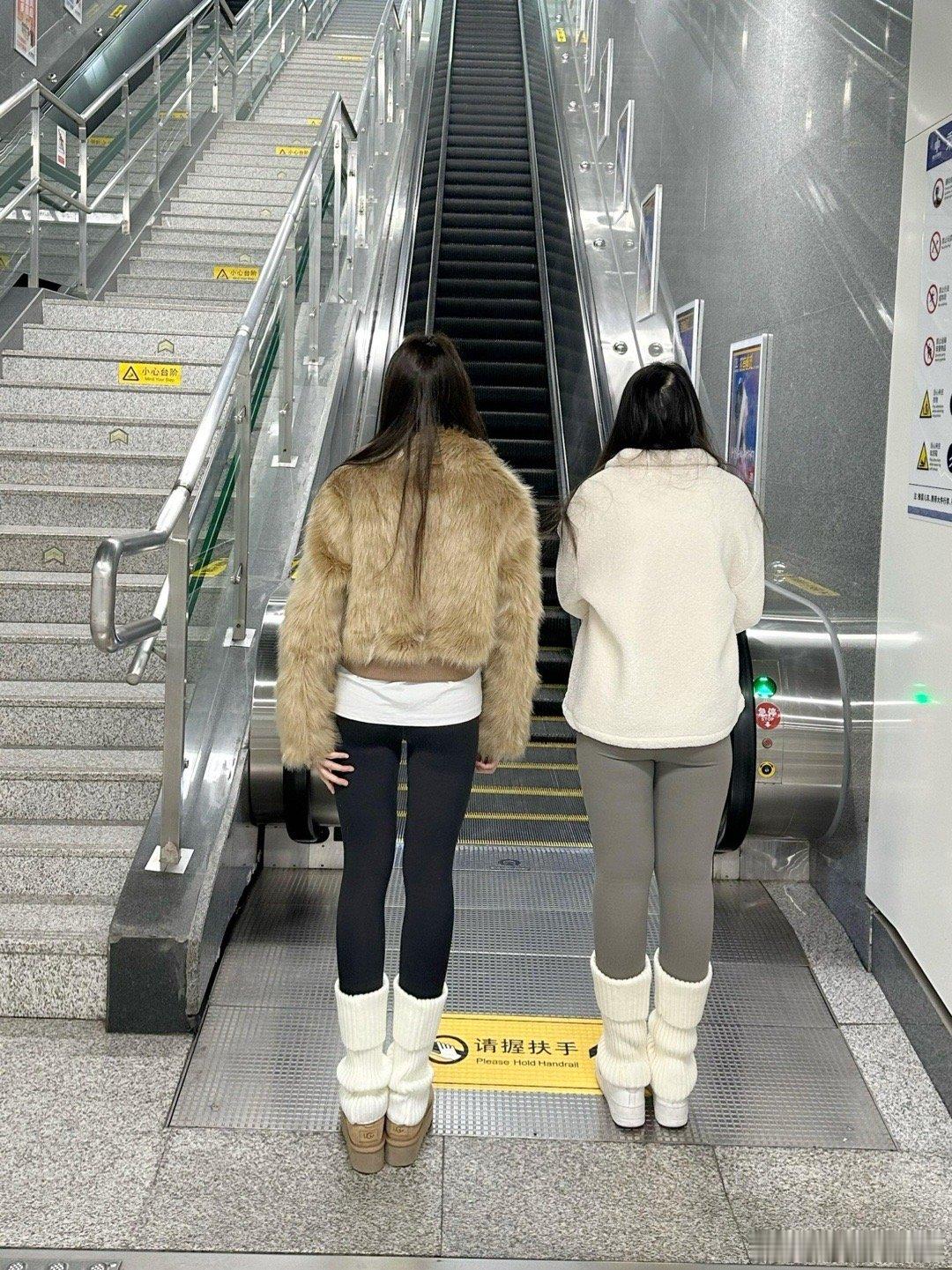 现在都流行瑜伽裤外穿吗？也忒吸引人了吧，不夸张讲，从上电梯看见这个外穿黑色瑜伽裤
