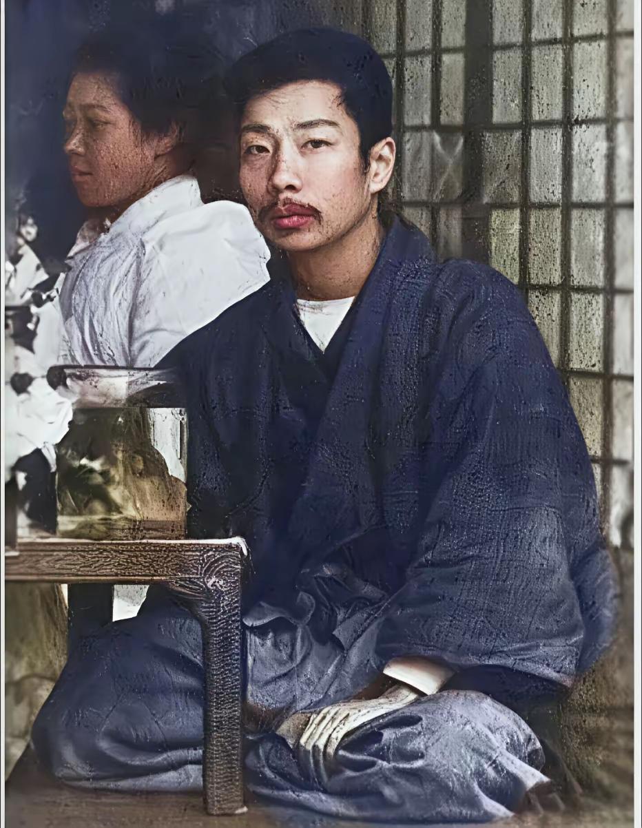 看到1909年青年鲁迅身着和服，在日本东京留学时的留影，我不禁感慨万千。彼时，鲁