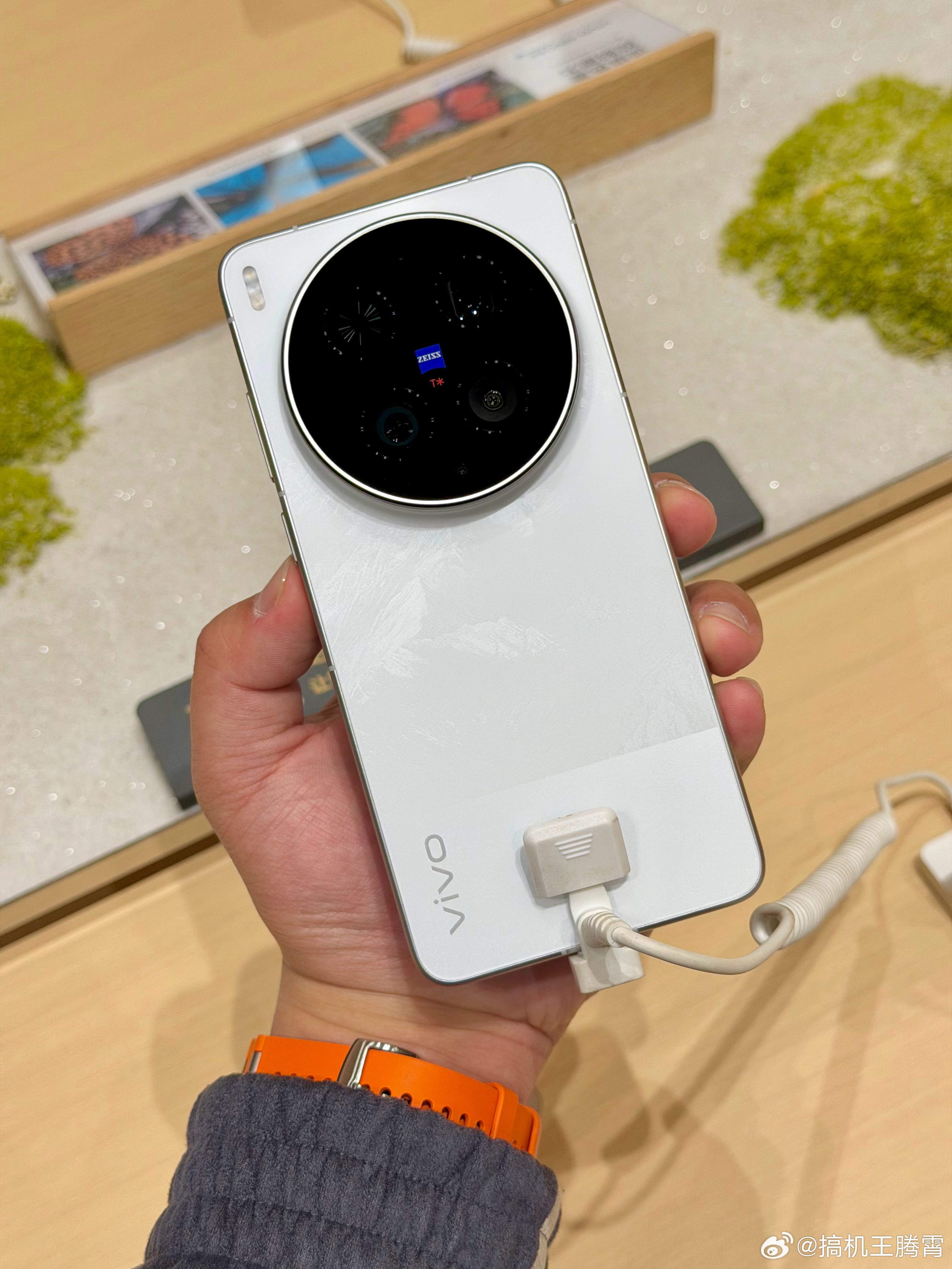 朋友们，蓝厂线下门店已经把vivo X300 Ultra真机摆上了，替你们看了下