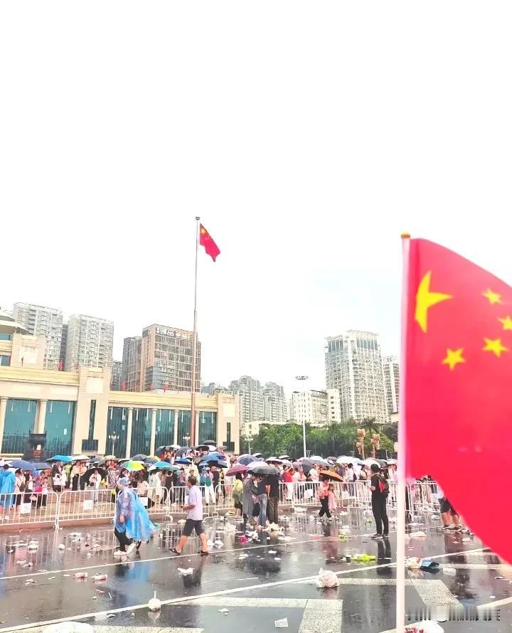 这是南宁民族广场，

升旗仪式结束后的场景，

虽然下了大雨，

也没挡住大家的