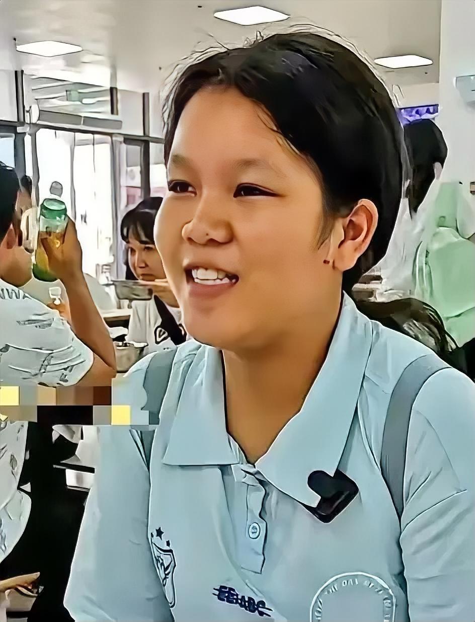 泪目！广西上思，女孩陆思凤拿到广西医科大学录取通知书那天，养大她的二叔，一个朴实