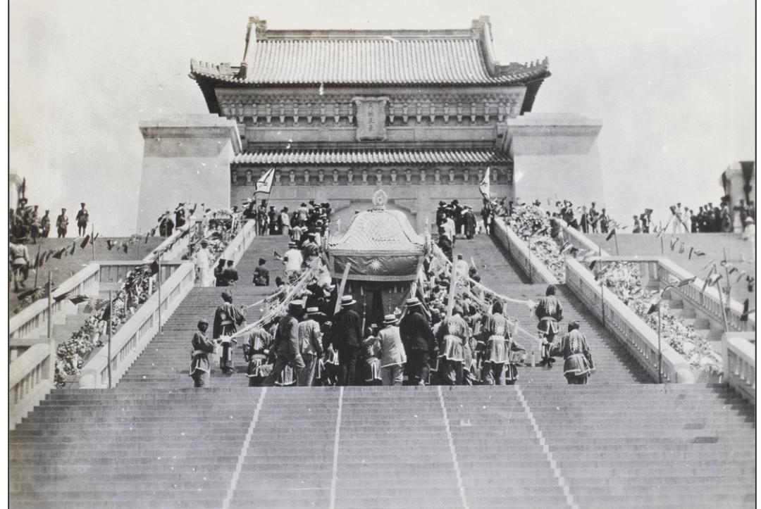 【历史瞬间】

孙中山灵柩安放于南京中山陵(1929年)

这张珍贵老照片记录了