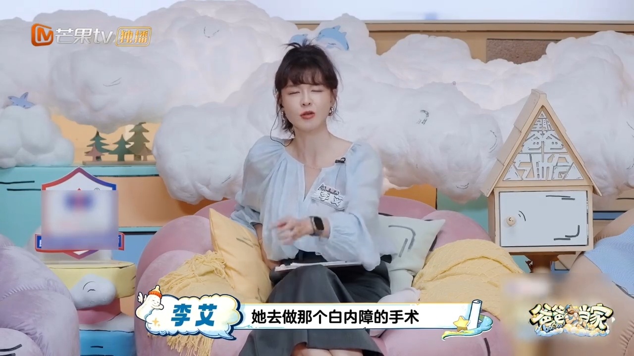 李艾谈妈妈做手术泪崩爸爸当家 为人子女最难过的瞬间莫过于此，李艾悉心照料术后的妈