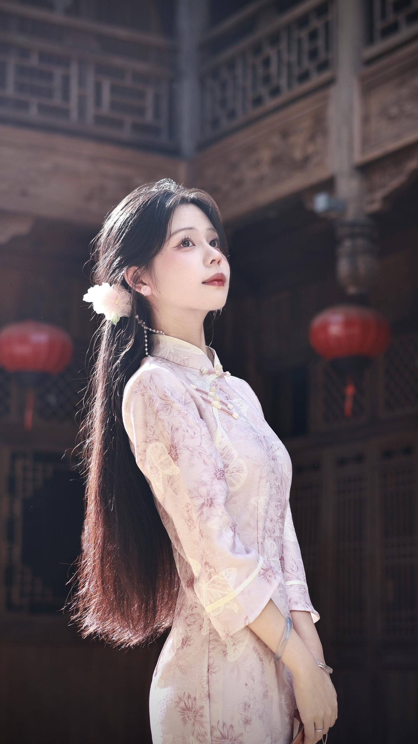 云天收夏色，木叶动秋声。