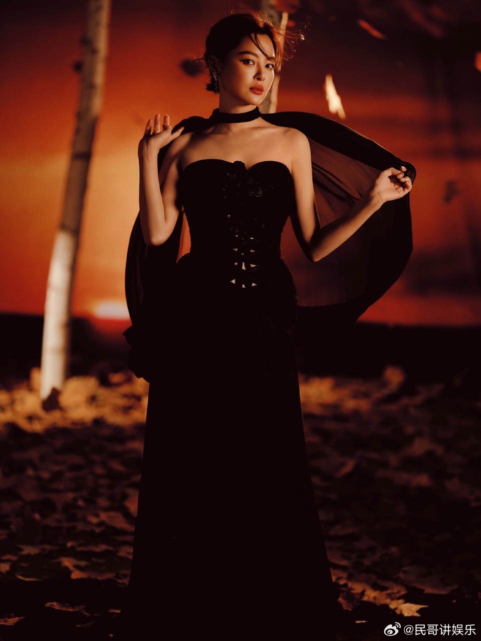 辛芷蕾出发图拍的像五大封面 黑色抹胸掐出蜂腰，露背处的线条像钢笔描的，转身时裙摆
