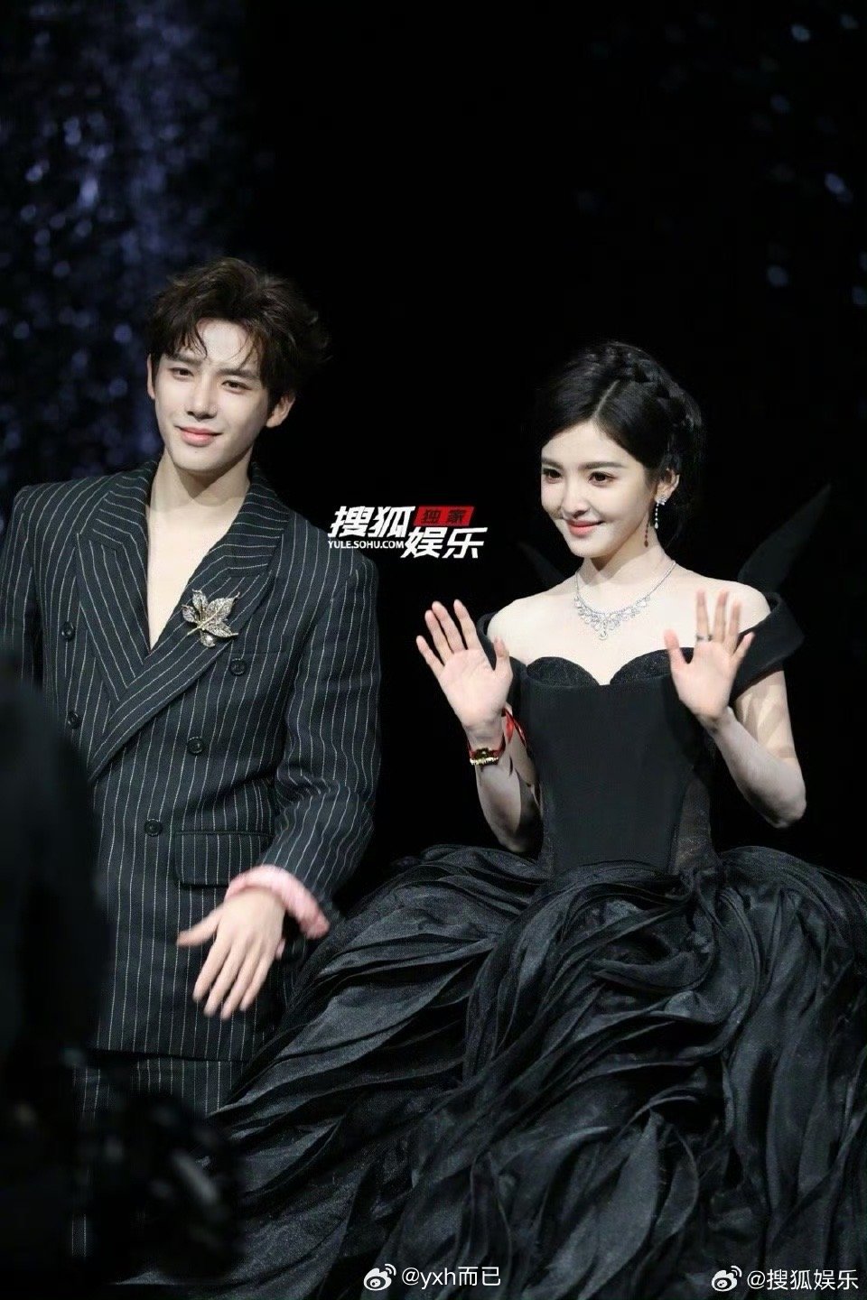 微博之夜红毯章若楠和王安宇一起走红毯，壹心和光线联姻 