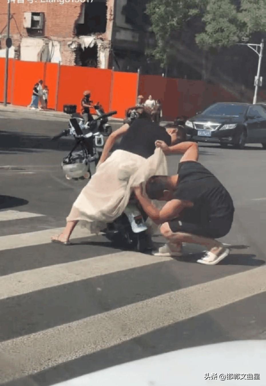 做好人好难，大哥好心帮女子解开缠在电动车轮子上的裙子，竟被人指责心怀不轨！

这