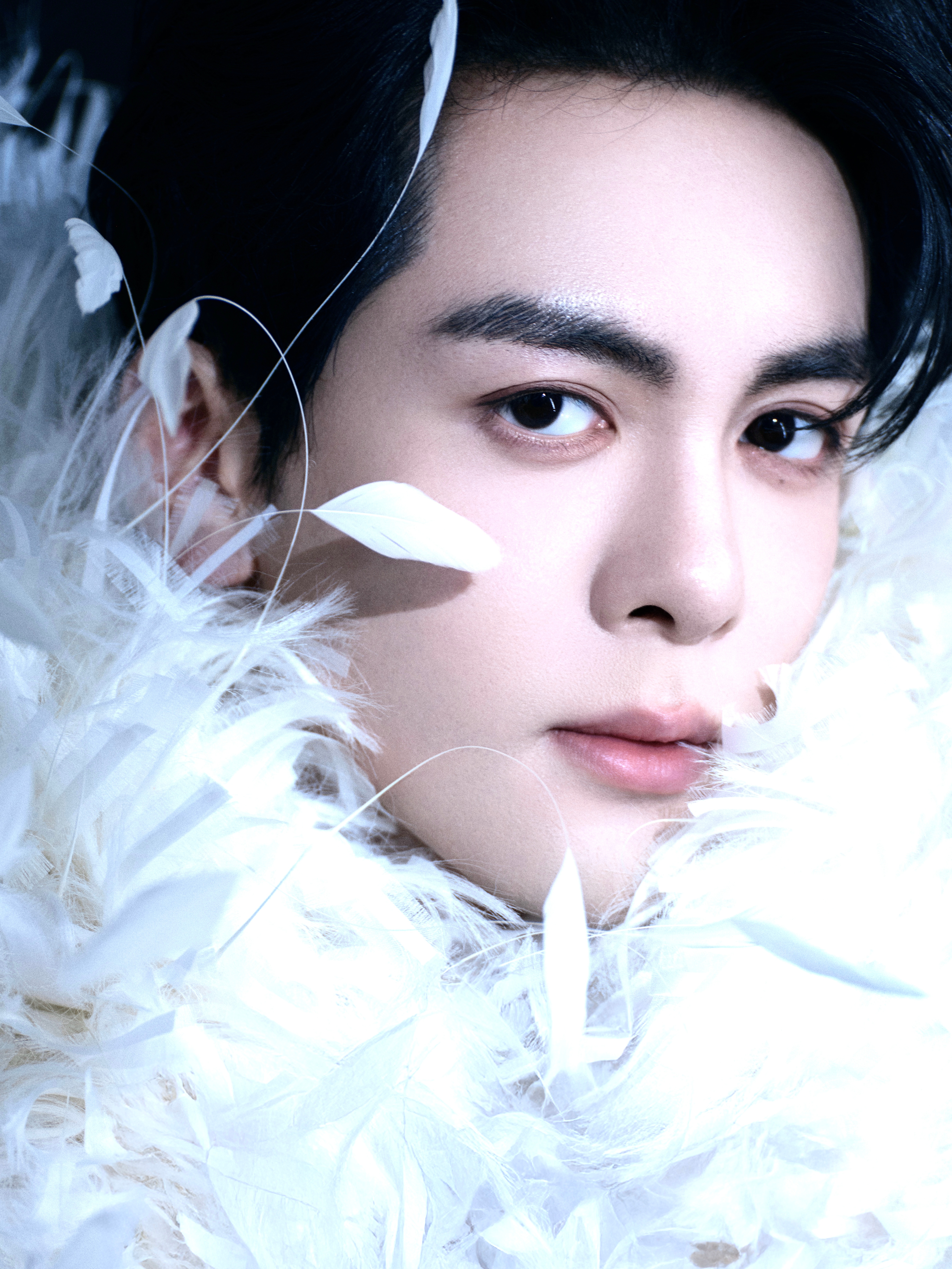 曾舜晞 天鹅王子 被曾舜晞帅到心颤！纯白西装+羽毛披风，冷光勾勒轮廓，羽毛像天鹅