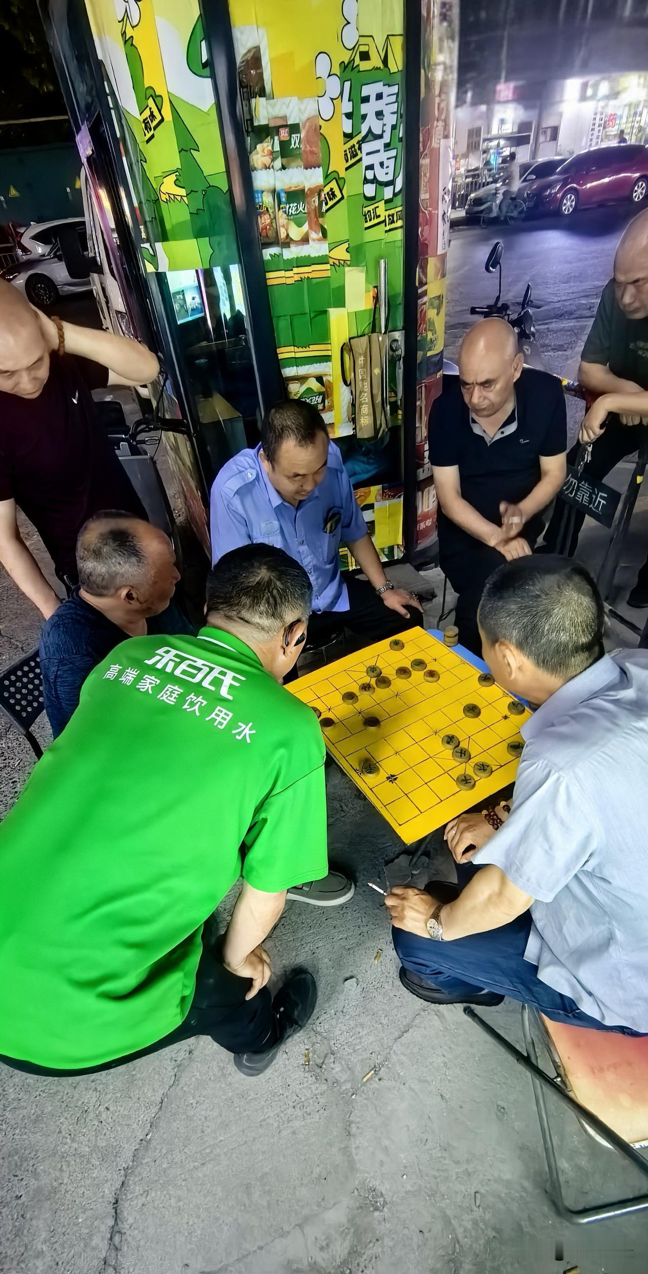 看路人下棋，本来都是消磨时光，无论输赢，乐趣并不大。
最有趣的是，观棋的人，上一