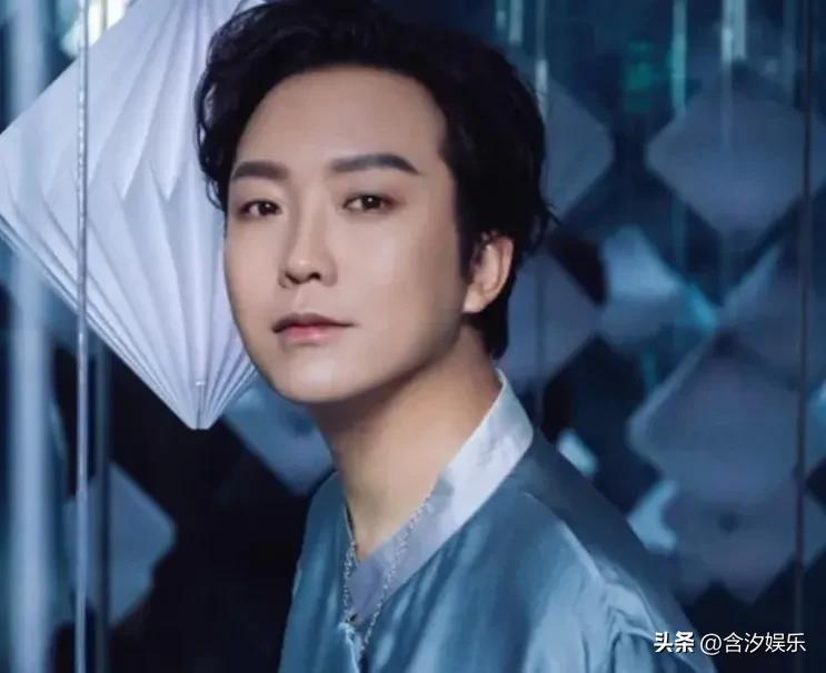 2013年，一外国人问李玉刚：“你们国家有一个词，叫‘贱骨头’，您觉得您是吗？”