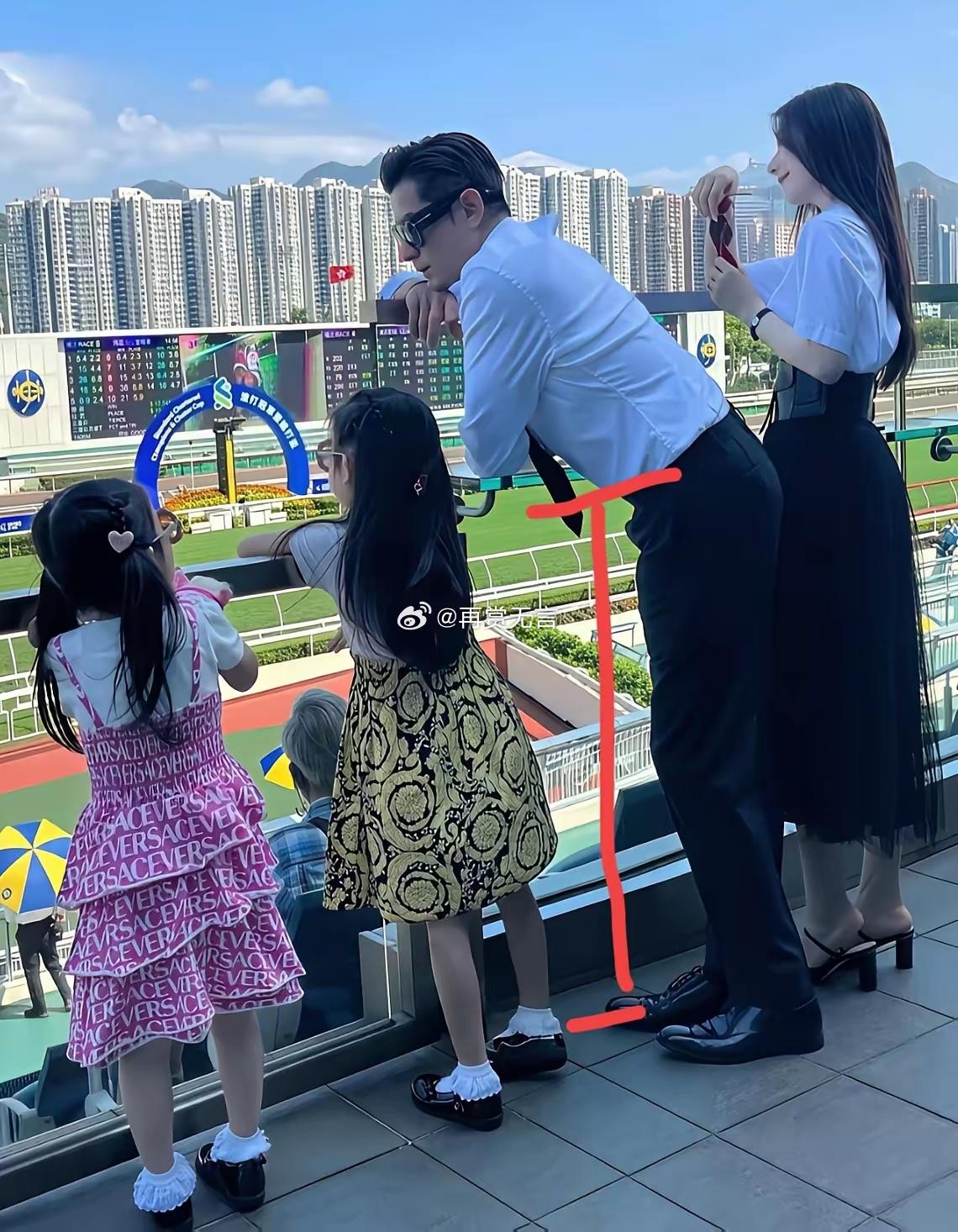 郭富城这大长腿好优越啊，完全不需要靠方媛来改良基因。 