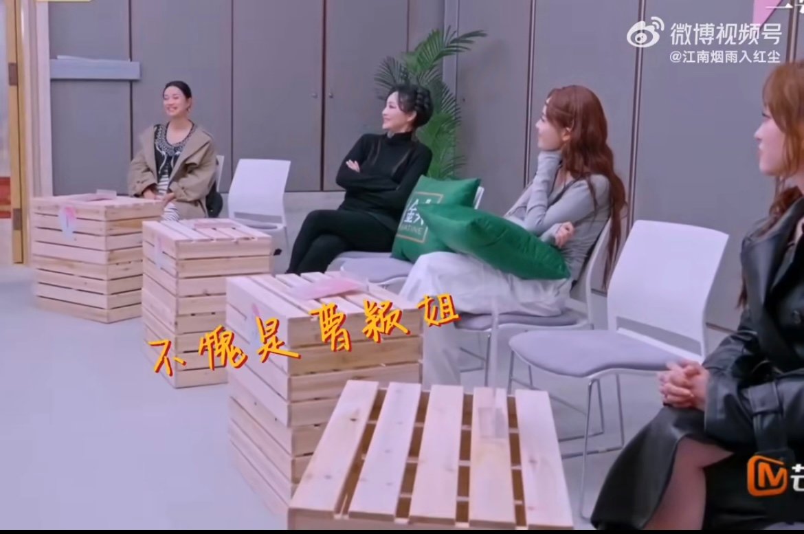 让你俩选人不是求婚 五公选人直接变大型追妻火葬场现场！侯佩岑单膝跪地拽着吴宣仪的