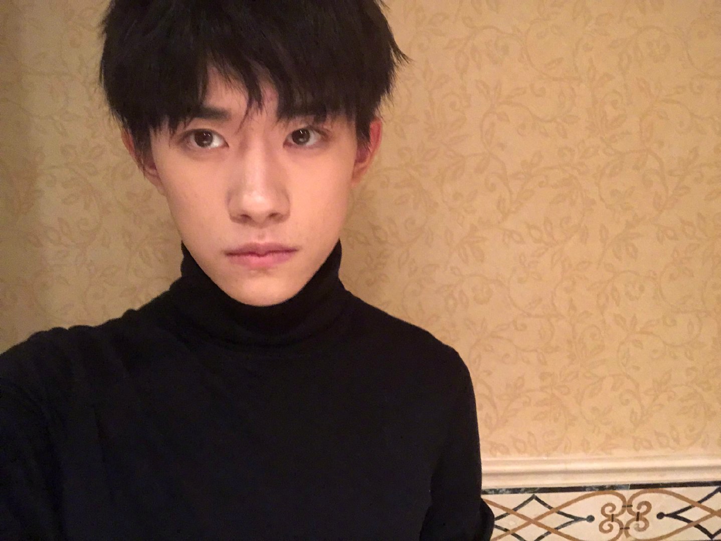 易烊千玺会拍多拍爱看 真的太久太久没有看到新鲜的易烊千玺自拍了，求喂饭啊啊啊