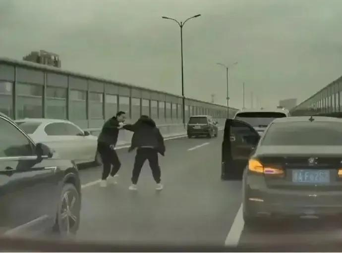 杭州高速上开宾利车的男子嚣张跋扈，就像丧心病狂的车匪路霸[what]
此男疯狂殴