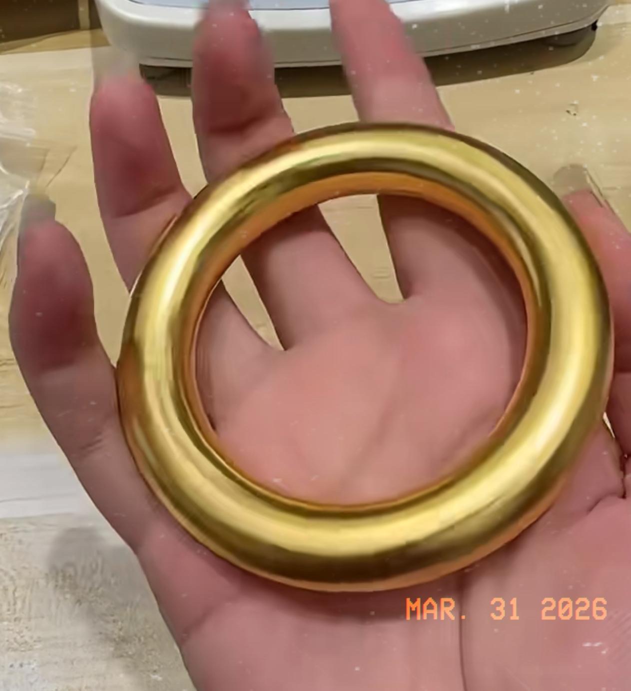 这下真绝了，
金价直接大跌！
3月31号，一个58克的金镯子，75000块就能拿