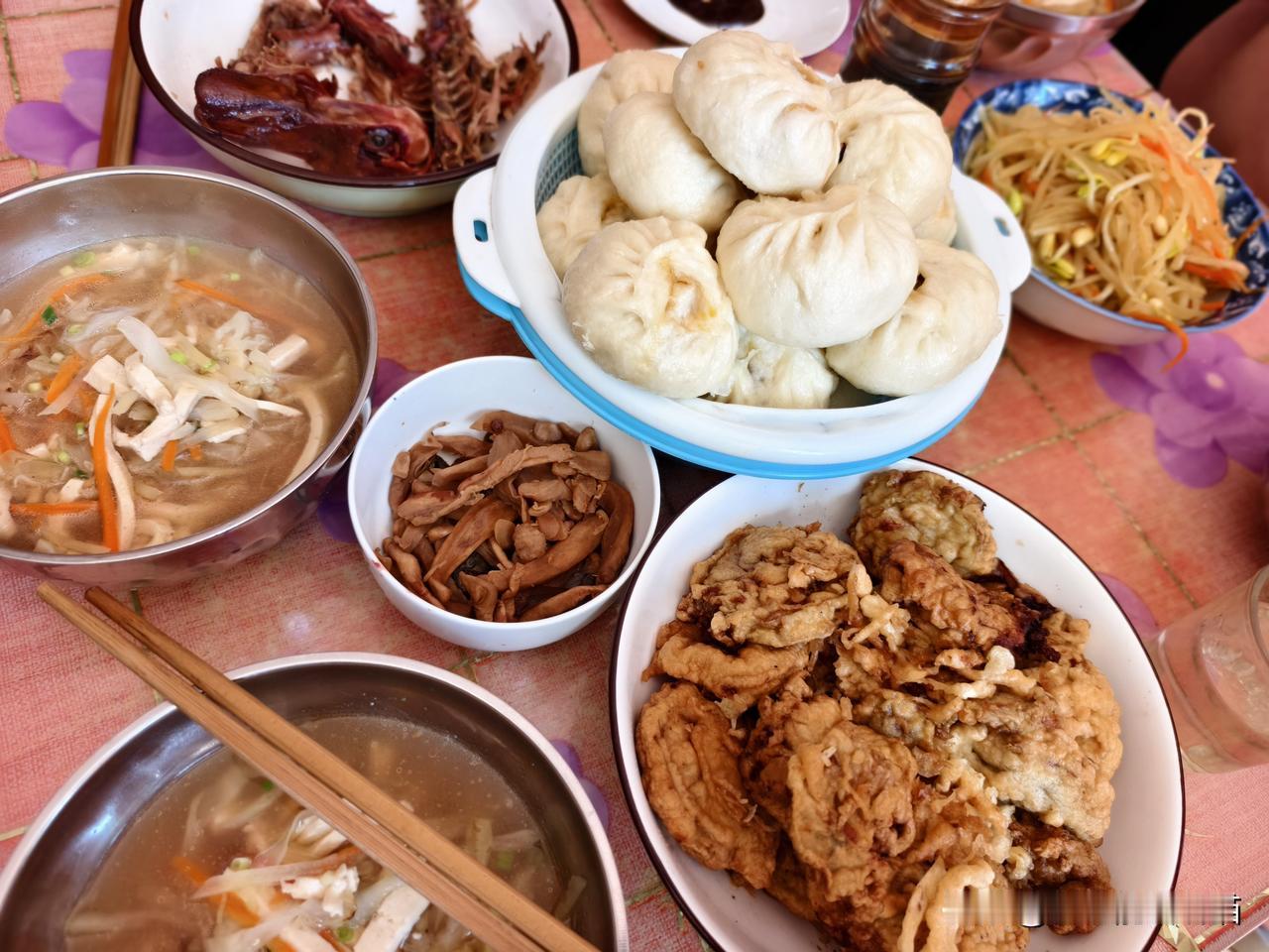 秋日生活打卡季 山西偏关猫姐特别喜欢吃带馅的美食，大厨猫爸一直都是喜欢把闺女喂的