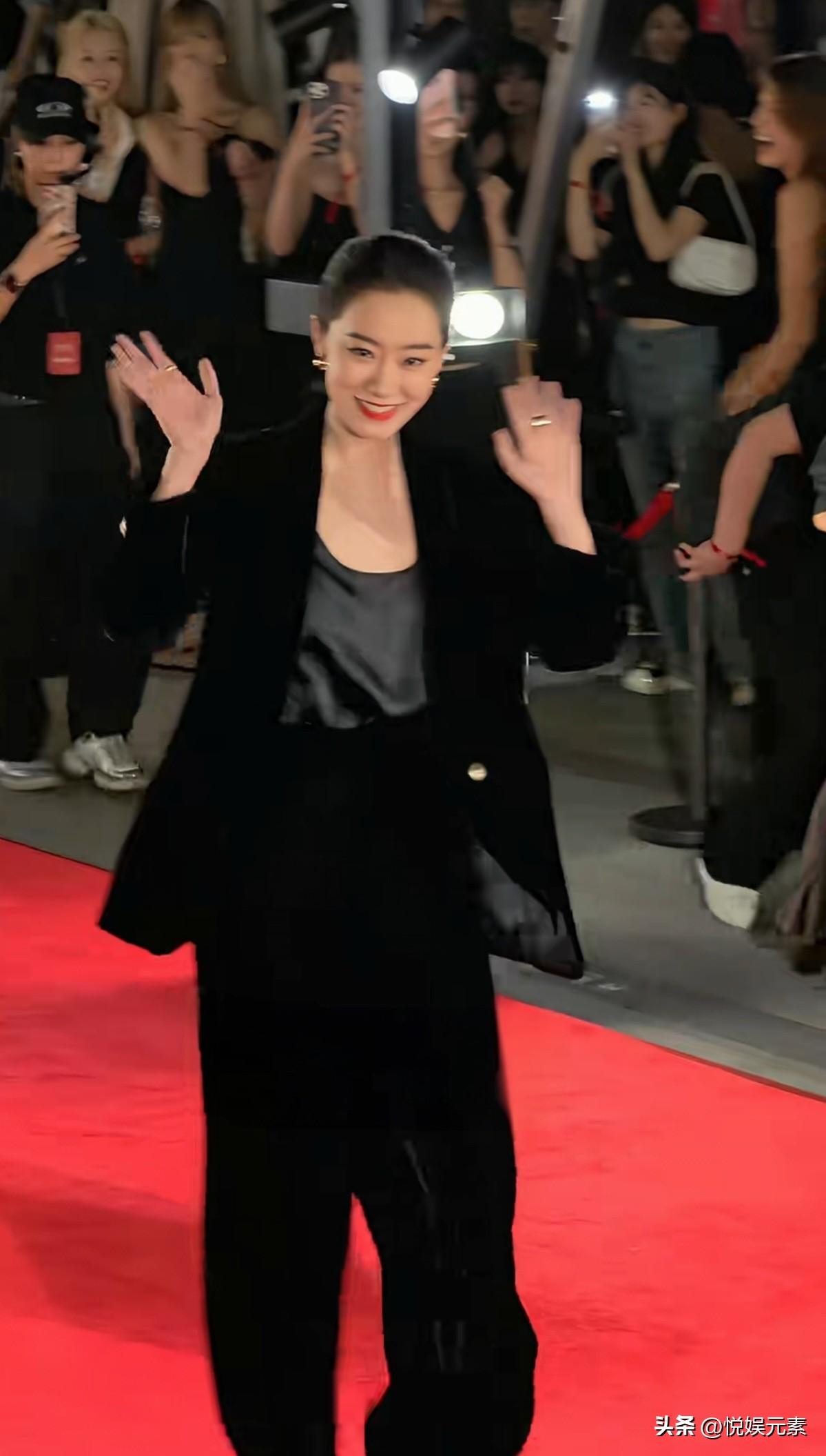 贾玲是张小斐的贵人，
然而现在的张小斐早已告别青涩，
自信从容，落落大方，
人也