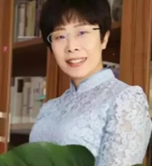 北大历史学博士蒙曼曾在央视节目里被朱迅问：“如果回到古代，最想嫁给谁？”


她
