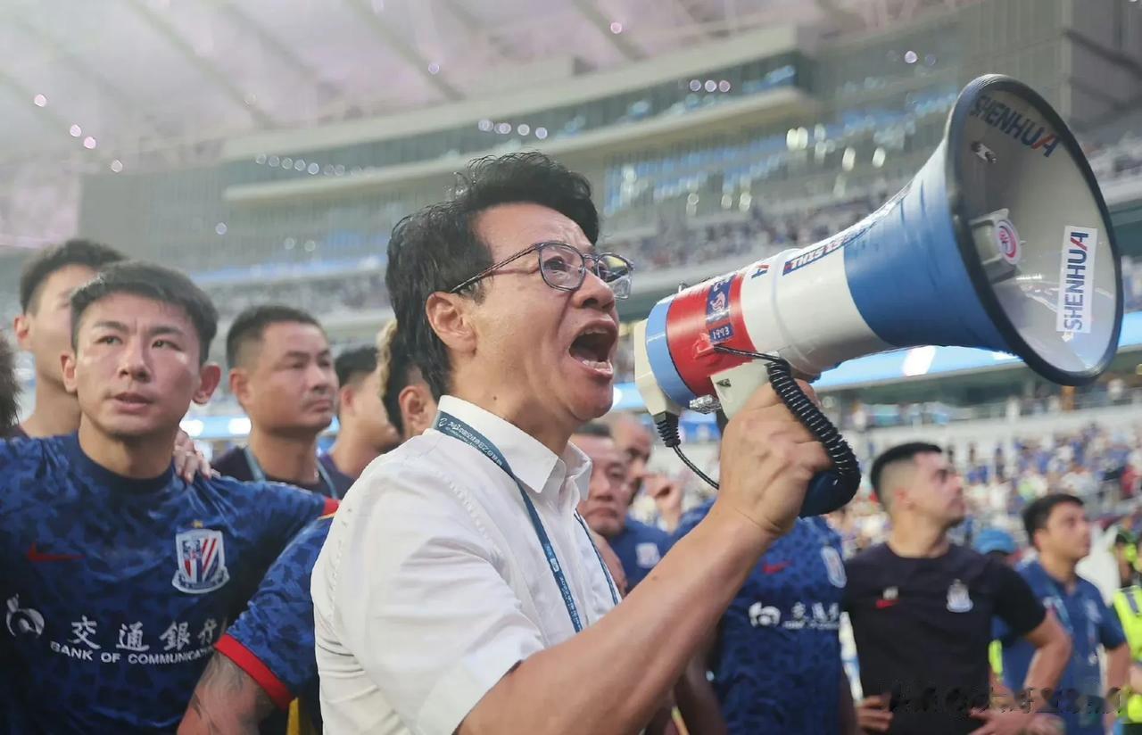 终于明白吴金贵为何如此激动！赛后谢场时，会讲出感谢蓝魔球迷会这样的话了[流泪]
