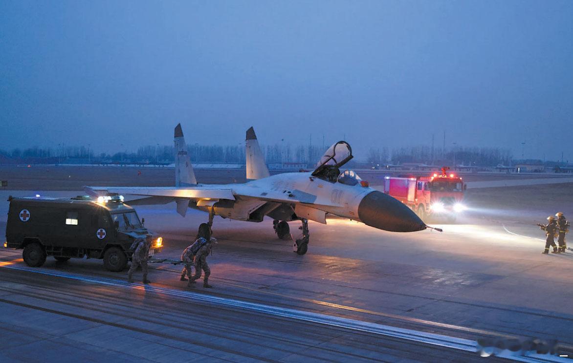 海航大某基地夜间保障训练，J-11B 