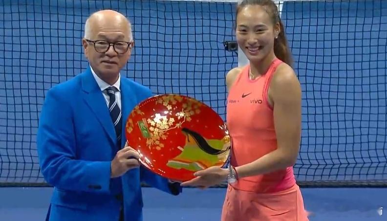 官方消息，赛事卫冕冠军郑钦文￼因肘部受伤退出WTA500东京站。这项WTA500