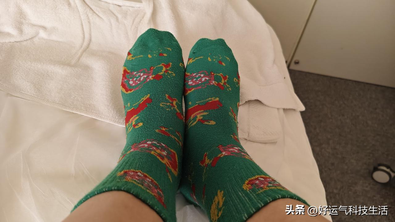 来给大伙晒晒我去哈尔滨的宝藏小袜子，这可是今年二月份去哈尔滨旅游时，住桔子酒店赠