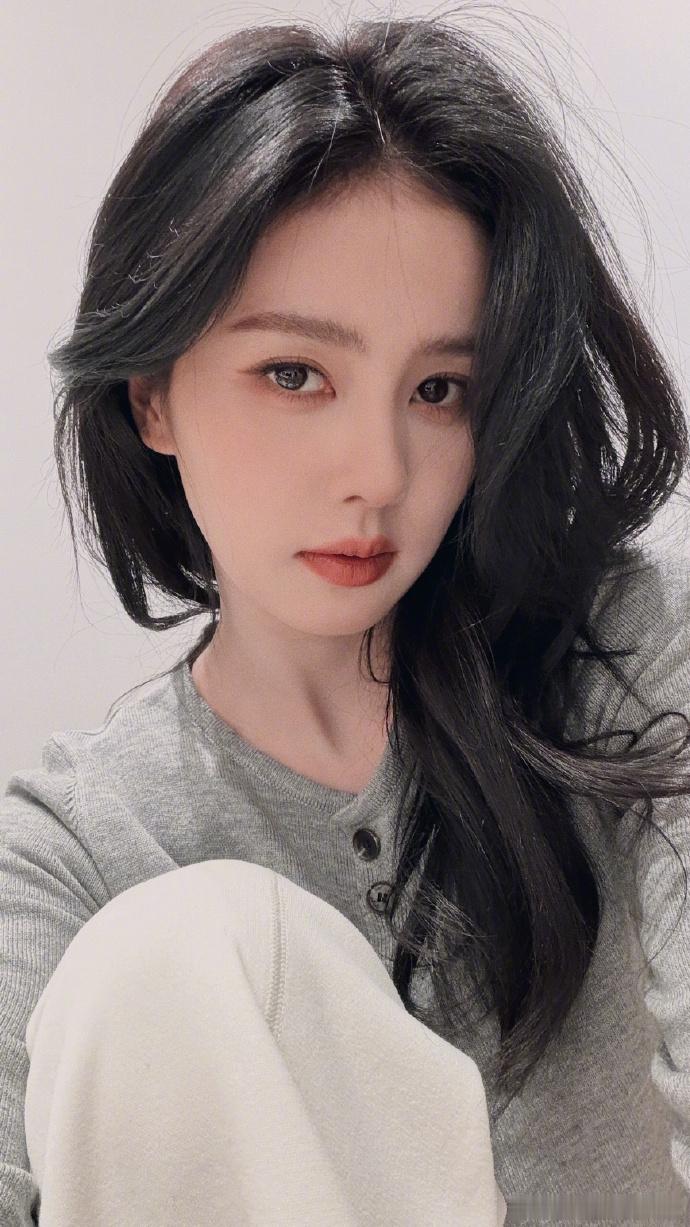 白鹿发了黑发自拍，白鹿说每次抬头看镜子都要黑一跳，黑发依旧貌美的白鹿是啦~