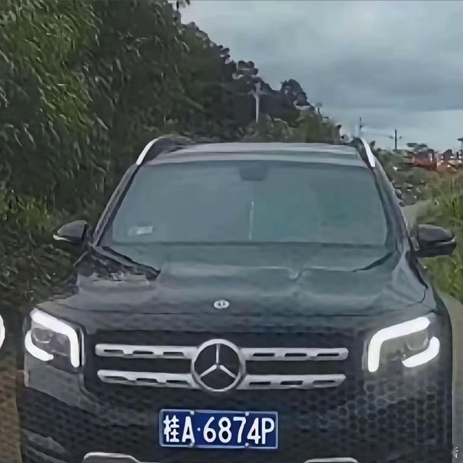 亮证逼迫让路车主证后身份必须追问瞧这事儿闹的！奔驰车主亮个“证”就跟拿了尚方宝剑