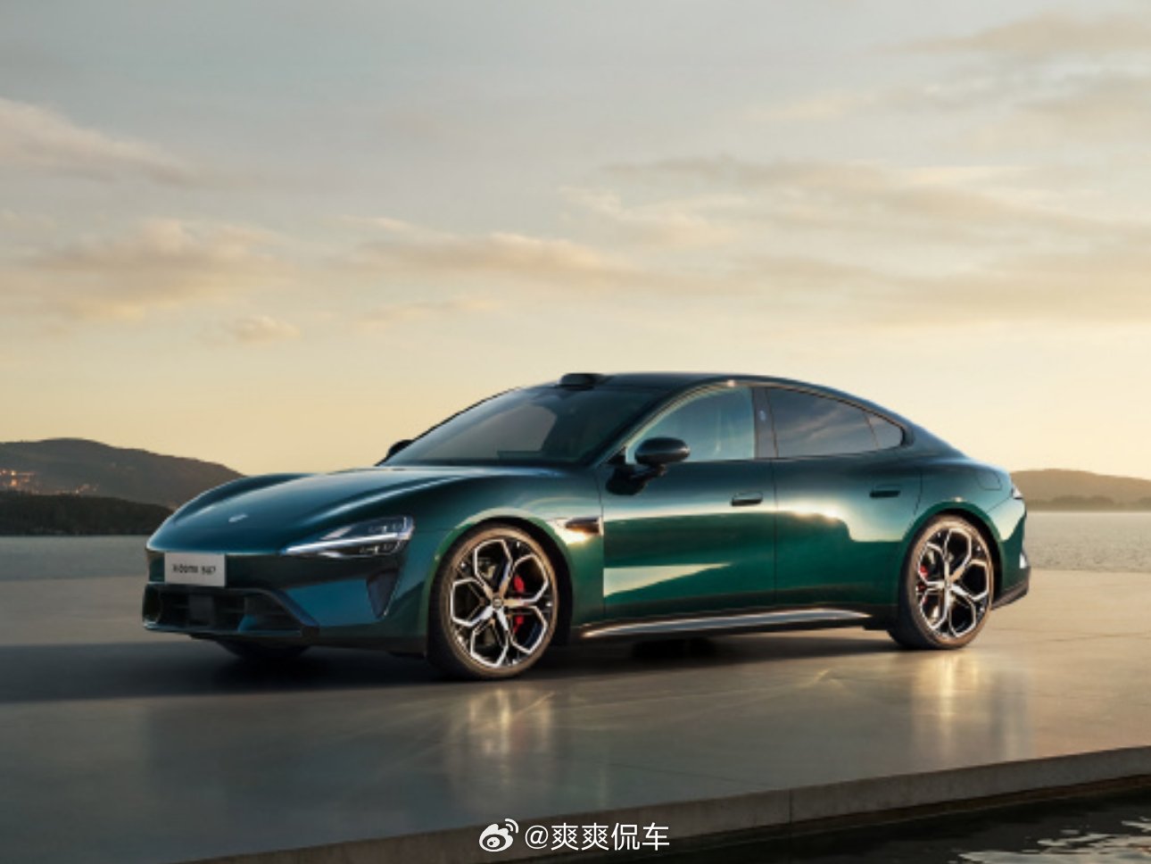 小米新SU7最受欢迎颜色靛石绿最受欢迎一点都不意外，实车真的很好看，而且高级感强