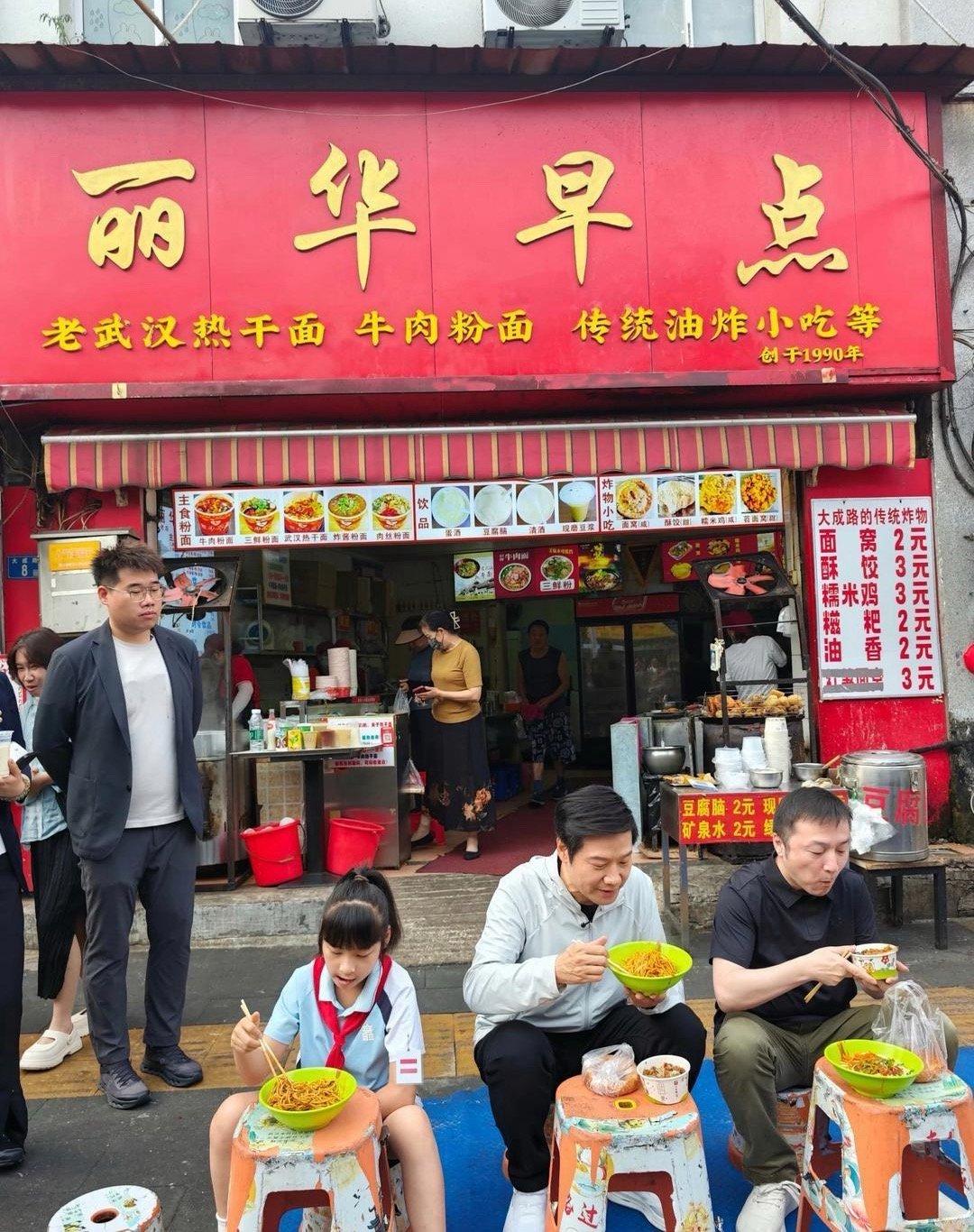 有网友街拍到雷军，这位亿万富豪街边吃早点，这也太接地气了吧！