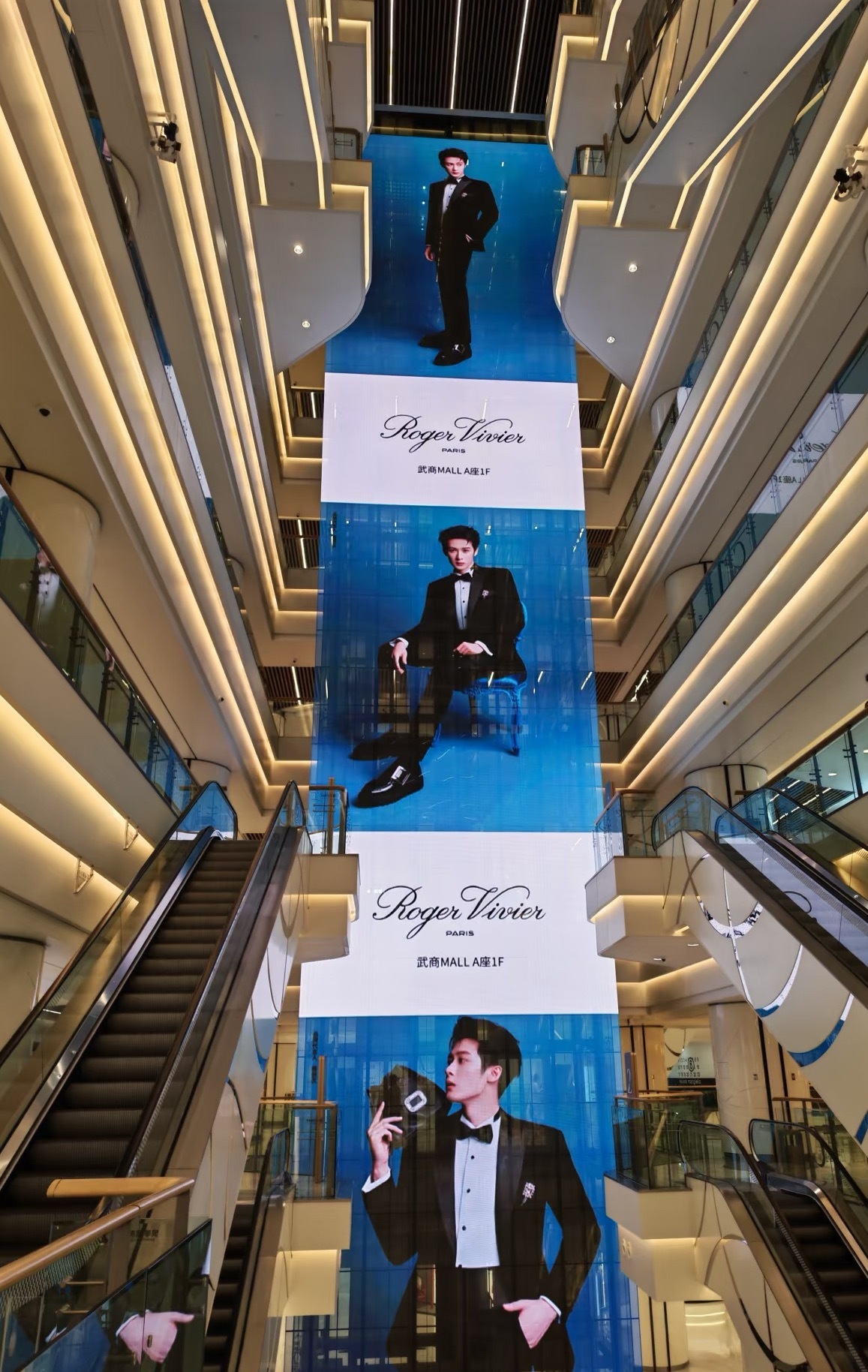 檀健次武汉武商MALL Roger Vivier瀑布屏 ​​​