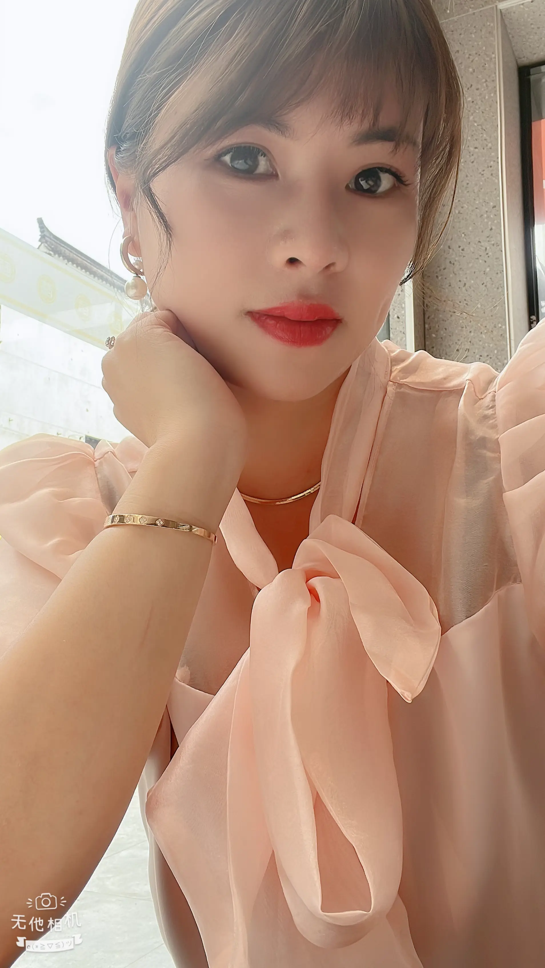 转眼间我们已不再年轻，在奔波中老了容颜，在忙碌中白了头发，曾经也有过年...
